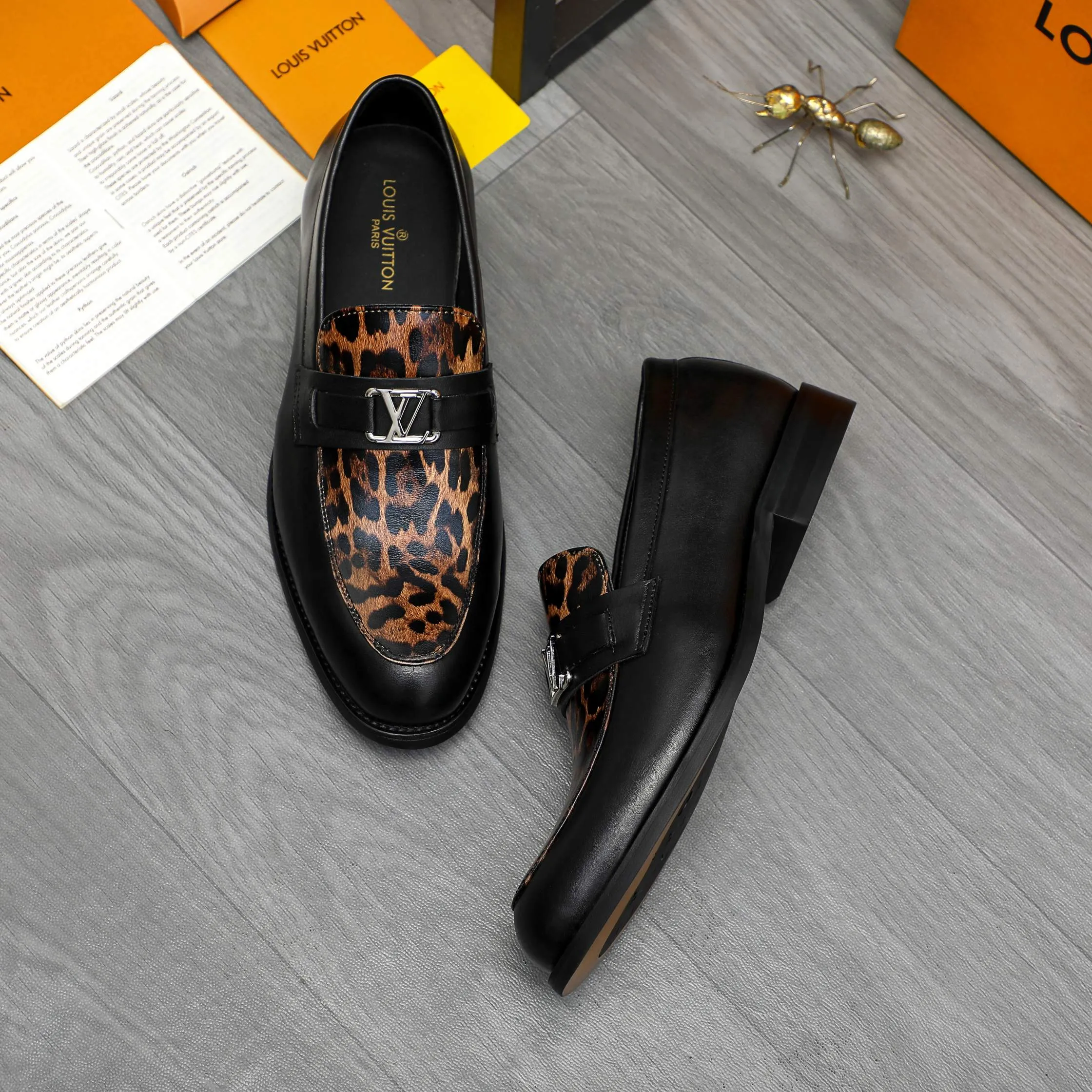 Men's shoes 💰p460 Product trademark: LV "Louis Vuitton" business slip-on leather shoes Regular size: 39-45 (45 is custom-made and non-returnable) Product materials: Selected leopard print cowhide stitching upper, cowhide lining, original rubber outsole